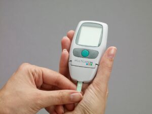 ニキビの原因を知るための血液検査は必要ですか？