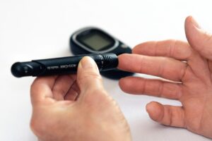 ニキビの血液検査で確認する項目は何？