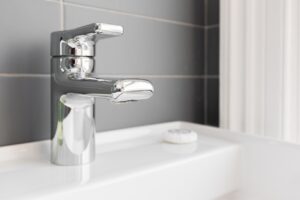 水道水を飲むことが肌荒れに与える影響とは？