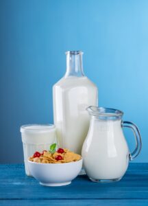 ニキビを悪化させる乳製品を控える理由は何ですか？