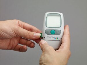 ニキビと血糖値スパイクの関係とその対策は？
