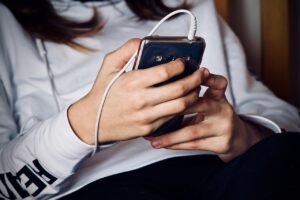 繰り返すニキビとホルモンバランスの思春期との違いは何ですか？