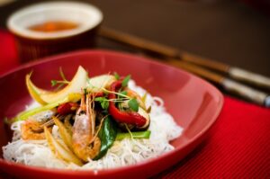 繰り返すニキビに悪影響を与える夜遅く食べる食事とは？