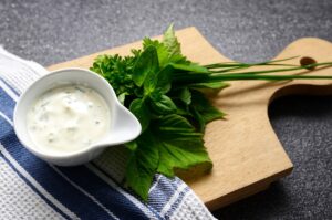 繰り返すニキビに食事サラダだけでは足りない理由は？
