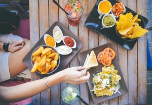繰り返すニキビを防ぐための食事や外食時のチェーン店メニューの選び方は？