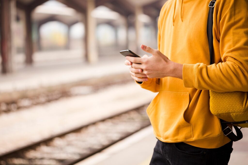 ストレスで繰り返すニキビを防ぐ通勤時間の過ごし方は？