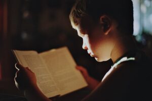 繰り返すニキビとストレスを抱える学生が勉強との両立を成功させる方法は？
