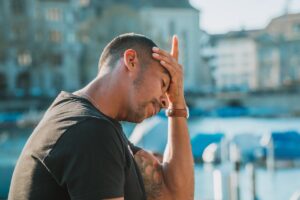 繰り返すニキビのストレス解消に効果的な瞑想や深呼吸とは？