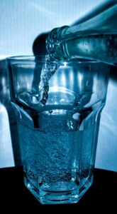 繰り返すニキビの改善に炭酸水の水分摂取はありか？