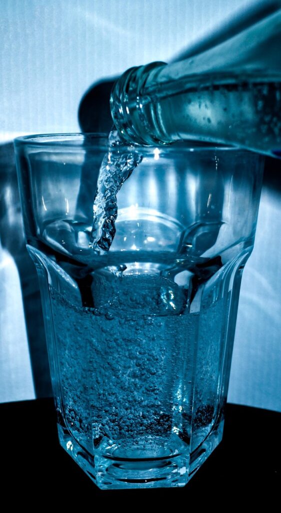 繰り返すニキビの改善に炭酸水の水分摂取はありか？