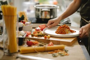 繰り返すニキビを防ぐ寮生活中の食事の工夫は？