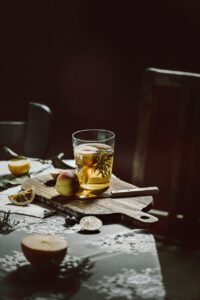 繰り返すニキビを防ぐための体内ケアに最適なエナジー系代替飲料は？